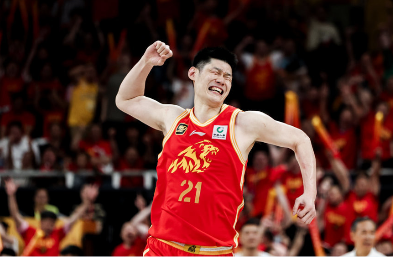 广厦半场49-49上海：胡金秋22分大爆发 张镇麟王哲林陷犯麻烦规